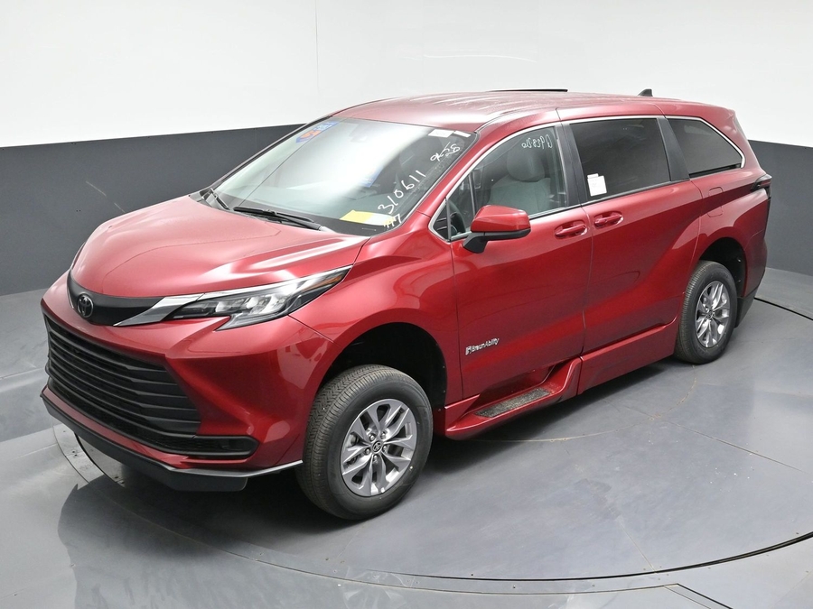 New 2026 Toyota Sienna Hybrid LE - BraunAbility Side Entry Fold Out Automatic Ramp