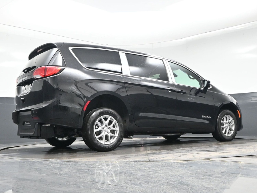 Black Chrysler Voyager image number 20