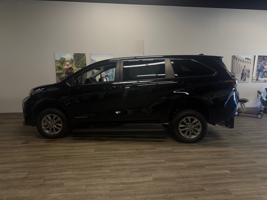 Imagen de la Toyota Sienna negra número 14