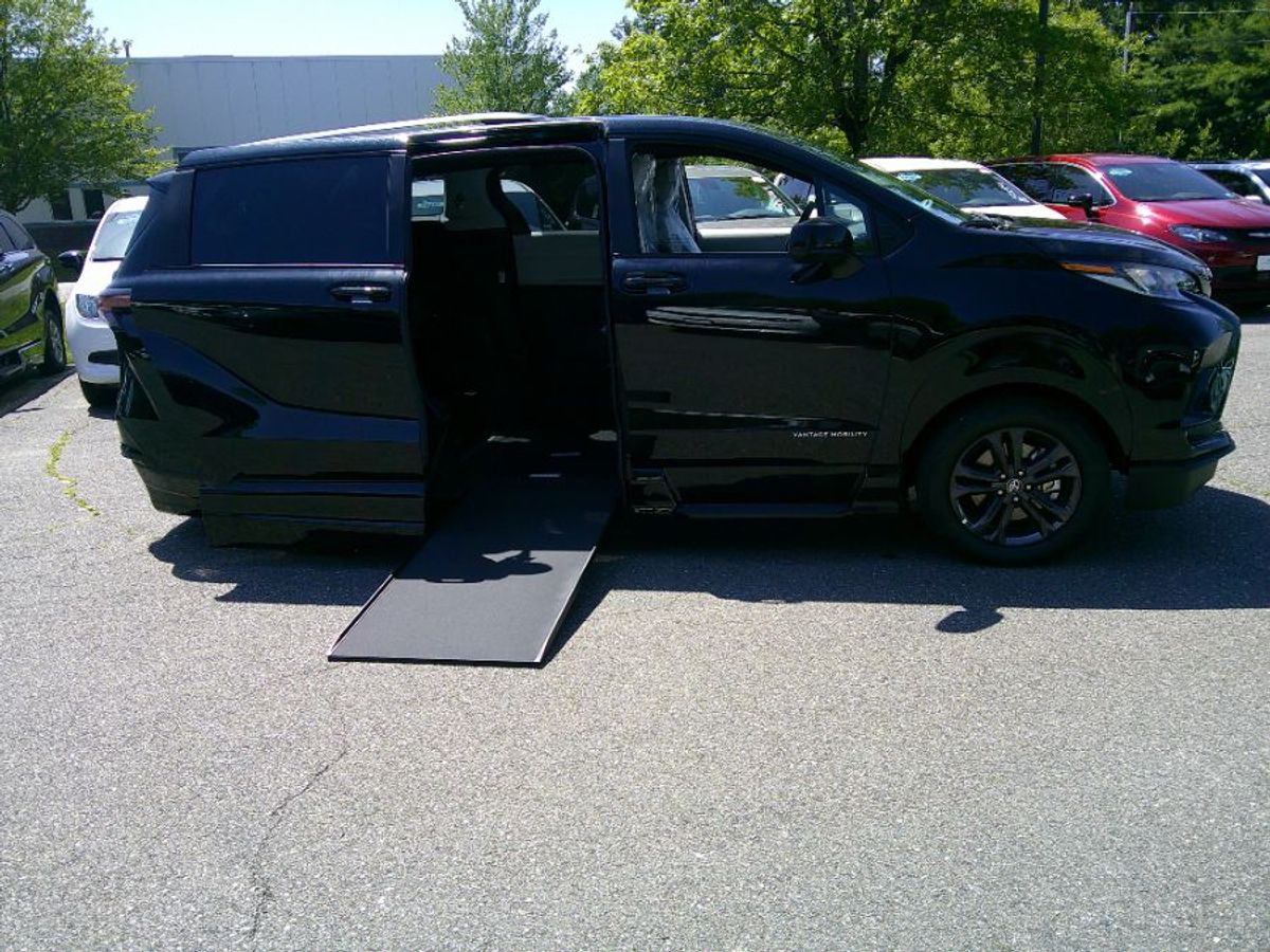 Black Toyota Sienna image number 1