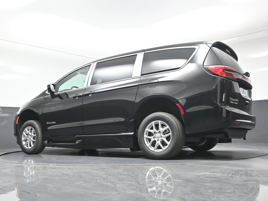 Black Chrysler Pacifica image number 17