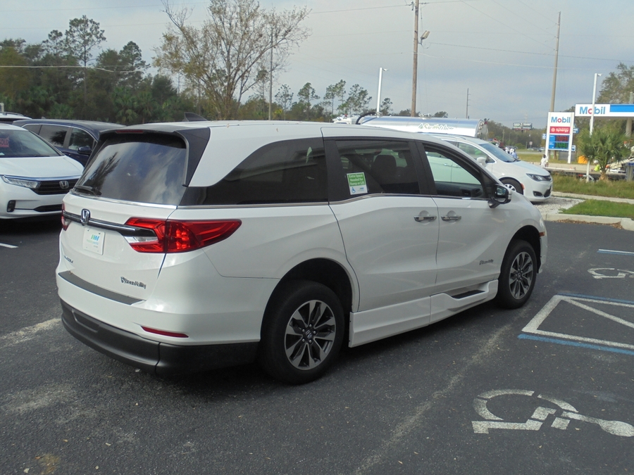 White Honda Odyssey image number 5