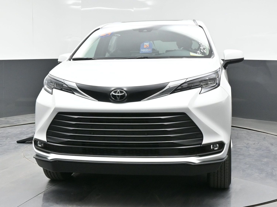 New 2026 Toyota Sienna Hybrid XLE Plus - BraunAbility Side Entry Entry Fold Out Automatic Ramp