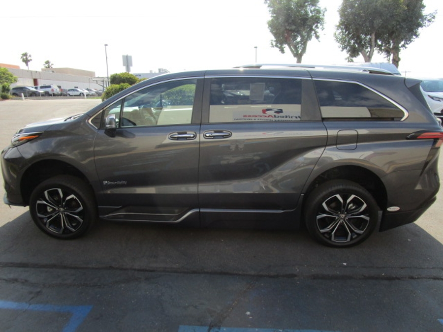 New 2025 Toyota Sienna Hybrid Platinum - BraunAbility Side Entry Entry Fold Out Automatic Ramp