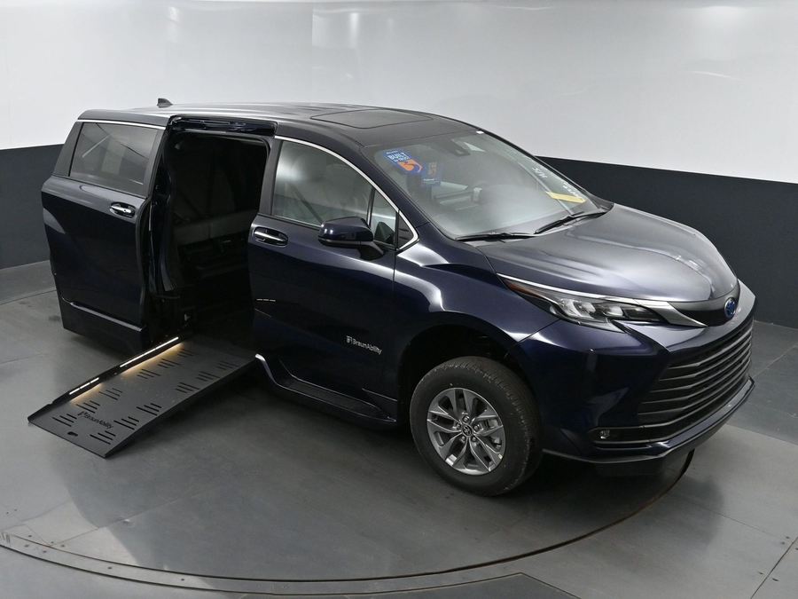 New 2025 Toyota Sienna Hybrid XLE Base - BraunAbility Side Entry Entry Fold Out Automatic Ramp