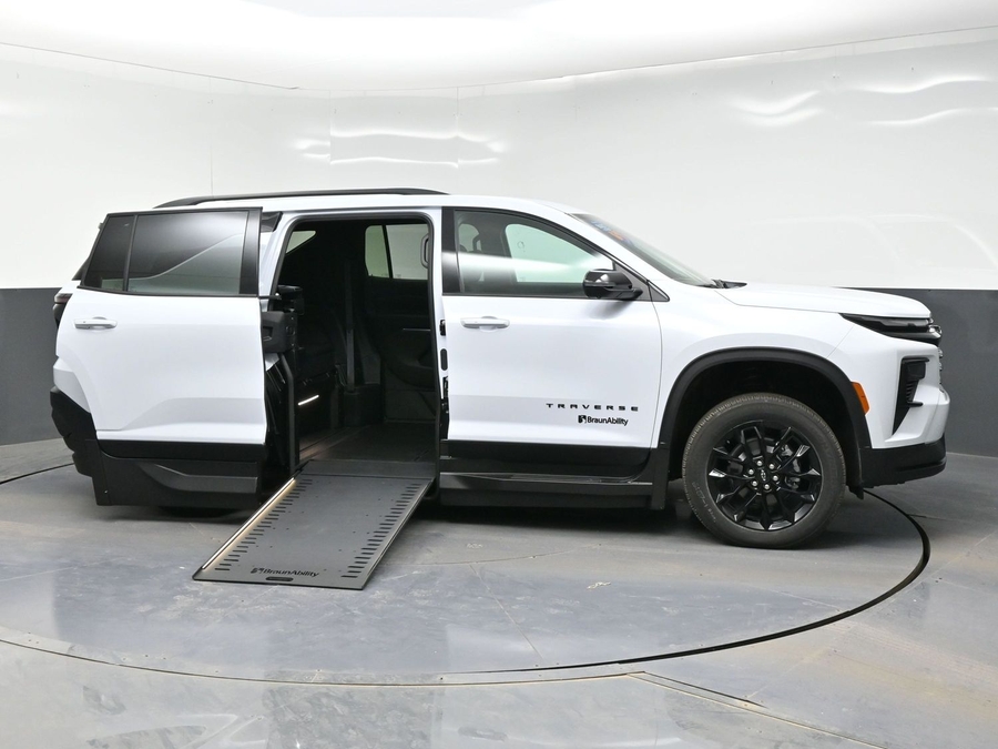 New 2026 Chevrolet Traverse 1LT Midnight - BraunAbility Side Entry Entry In Floor Automatic Ramp