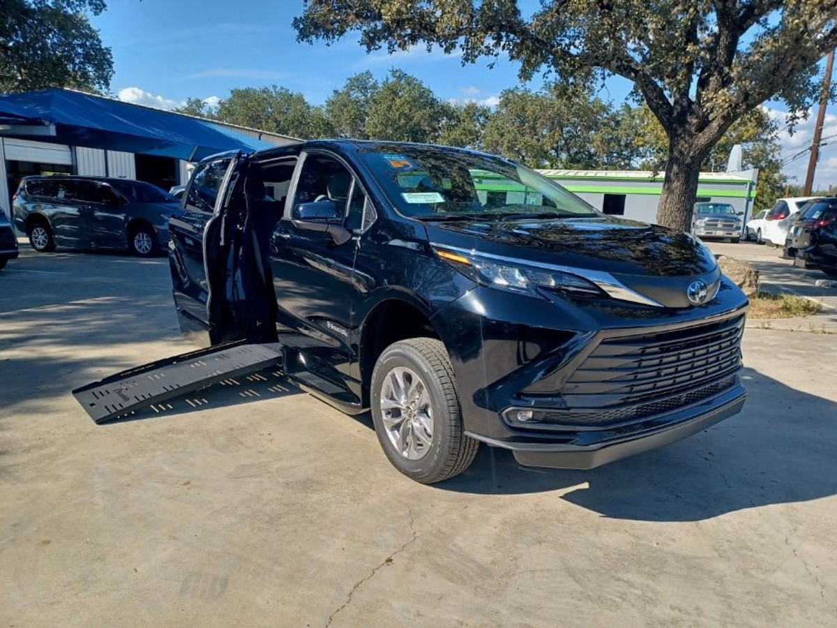 2025 Toyota Sienna XLE's photo