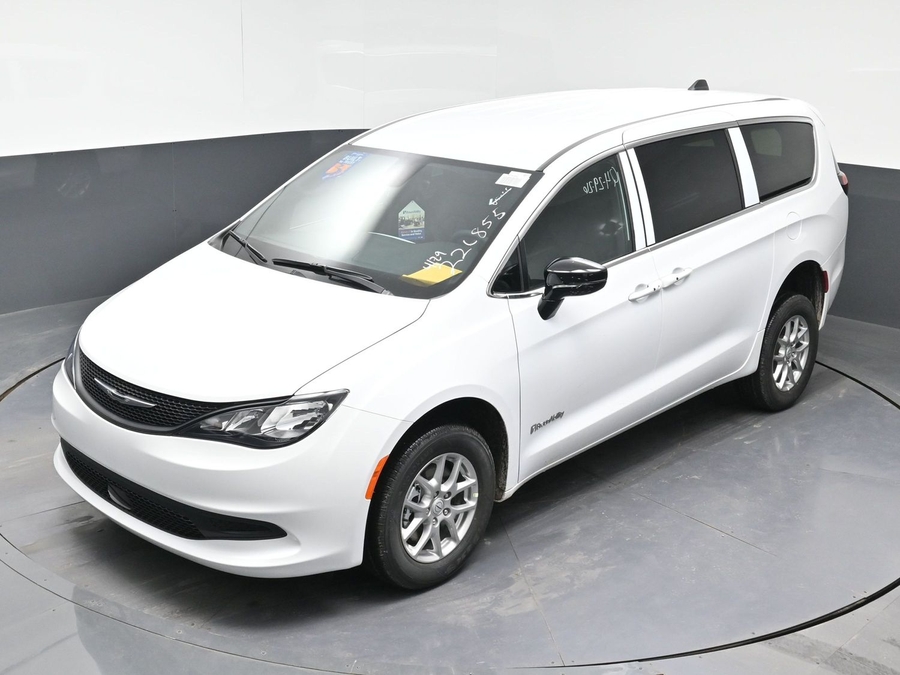 White Chrysler Voyager image number 22