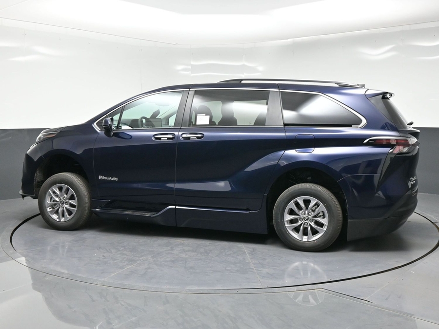 New 2026 Toyota Sienna Hybrid XLE Base - BraunAbility Side Entry In Floor Automatic Ramp