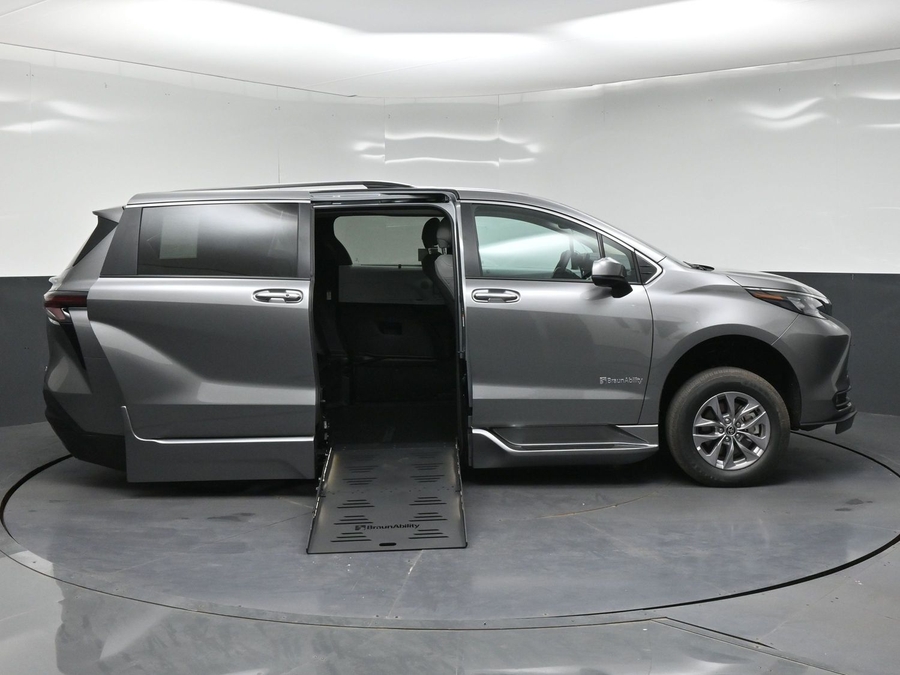 New 2026 Toyota Sienna Hybrid XLE Base - BraunAbility Side Entry Fold Out Automatic Ramp