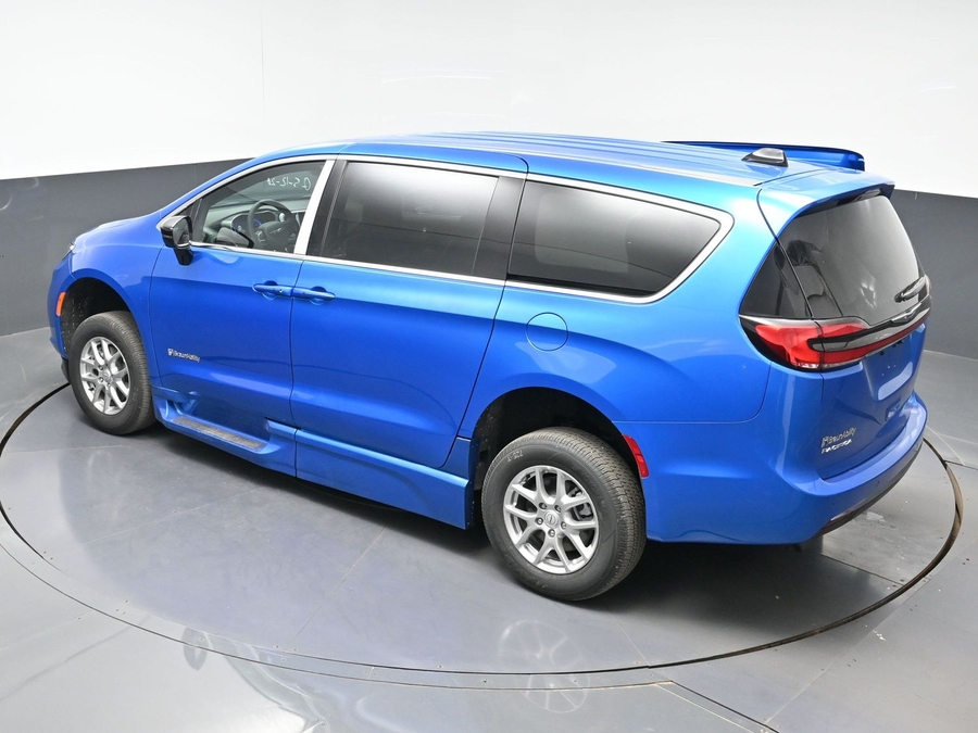 Blue Chrysler Pacifica image number 21