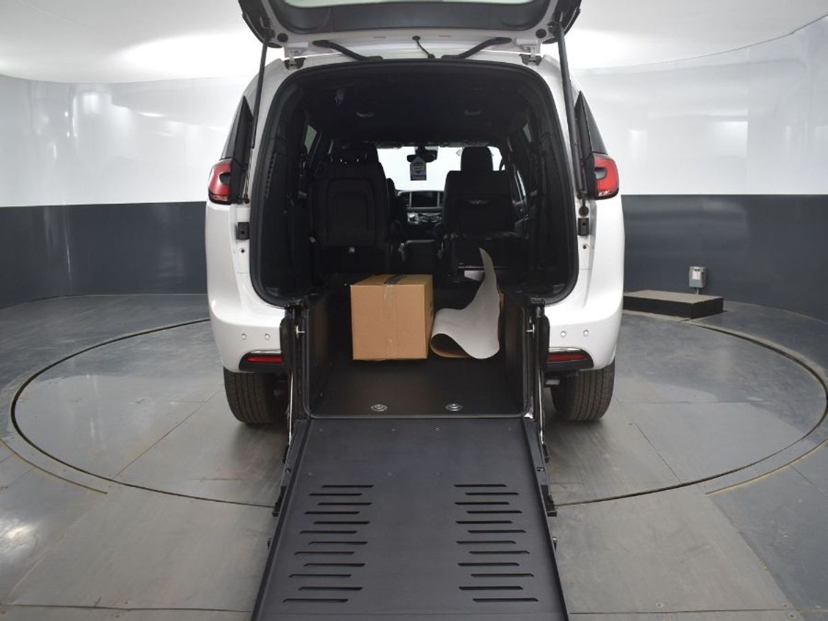 White Chrysler Pacifica image number 23