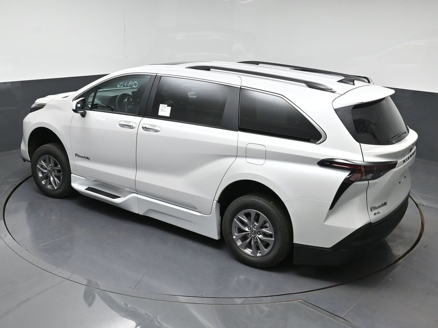 New 2026 Toyota Sienna Hybrid XLE Base - BraunAbility Side Entry Fold Out Automatic Ramp