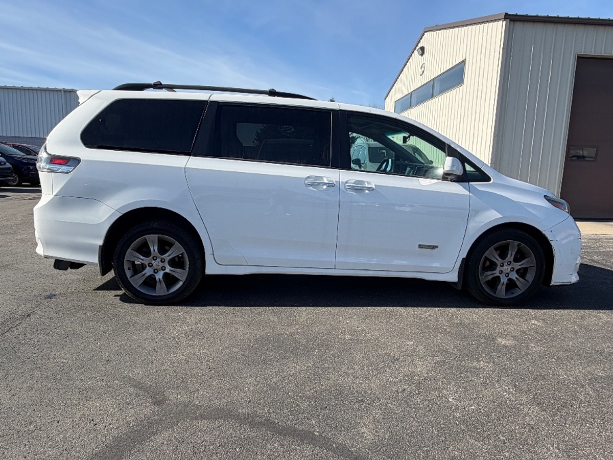 2015 TOYOTA SIENNA - Image 16