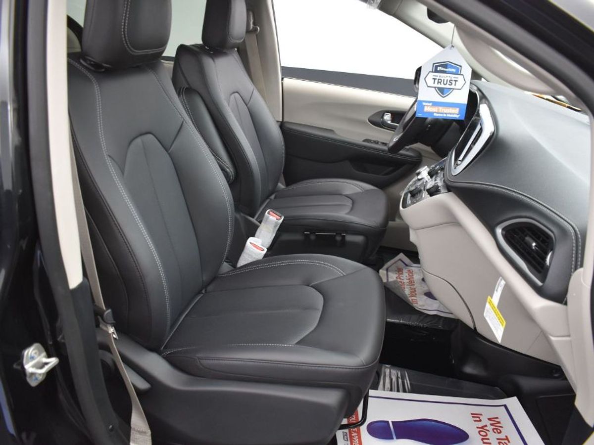 Black Chrysler Pacifica image number 1