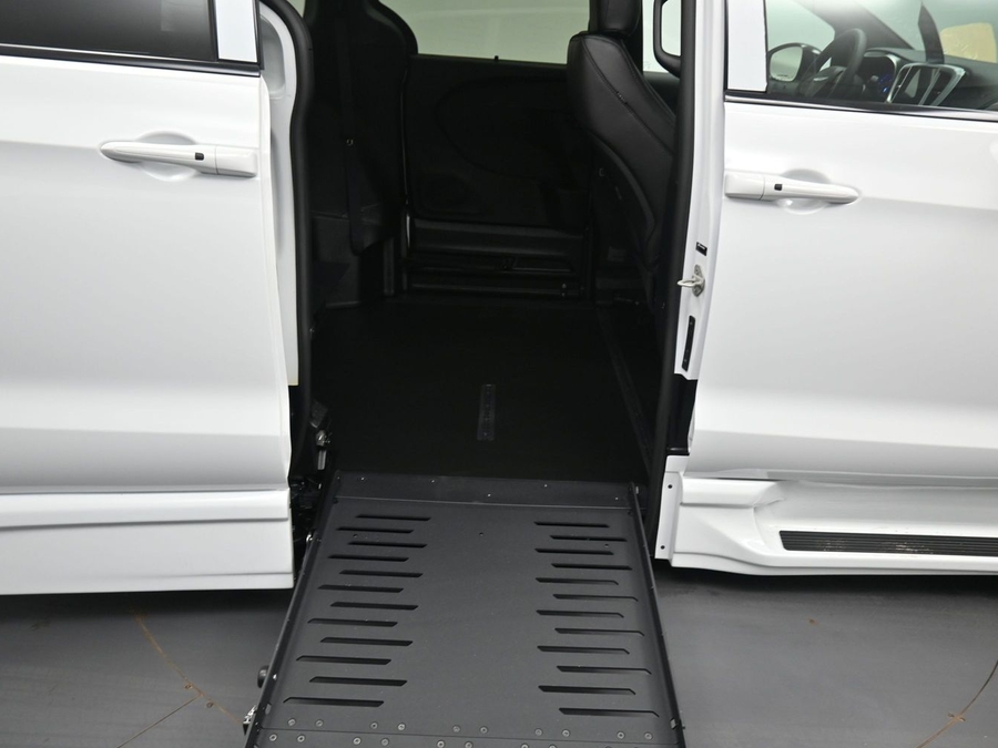 White Chrysler Pacifica image number 20