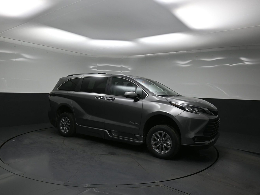 Grey Toyota Sienna image number 17