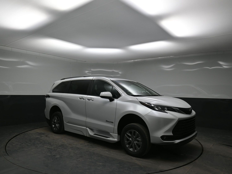 New 2026 Toyota Sienna Hybrid XLE Base - BraunAbility Side Entry Entry Fold Out Automatic Ramp