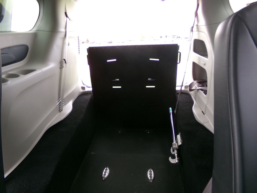 White Chrysler Voyager image number 19