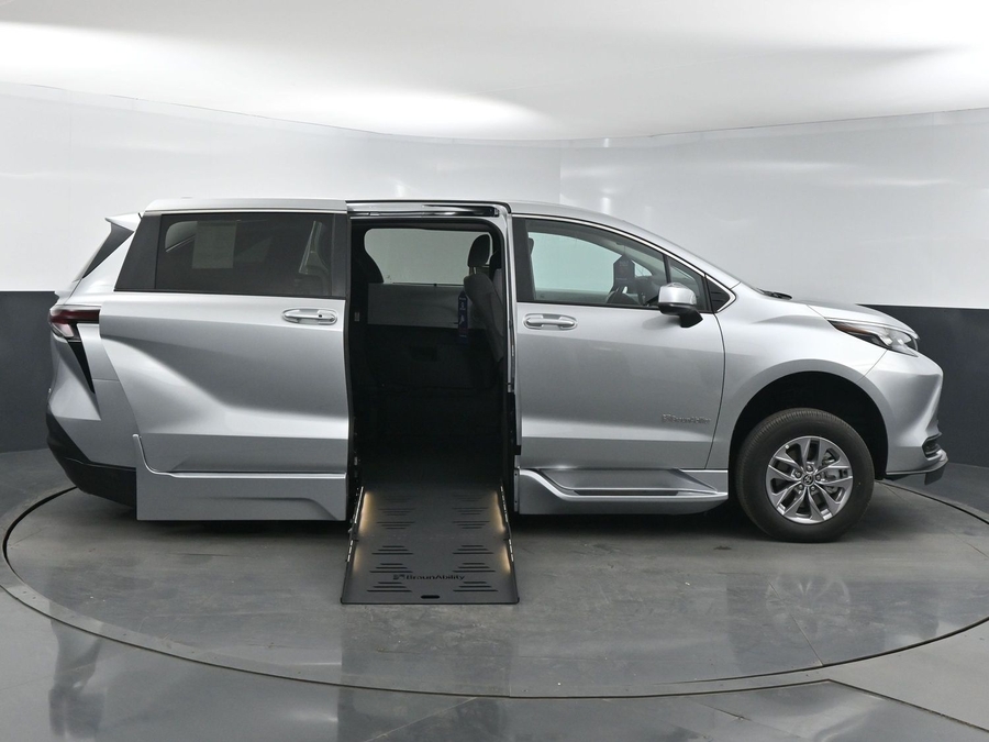 New 2025 Toyota Sienna Hybrid LE - BraunAbility Side Entry Entry Fold Out Automatic Ramp
