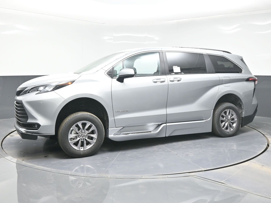 New 2025 Toyota Sienna Hybrid XLE Plus - BraunAbility Side Entry Entry Fold Out Automatic Ramp