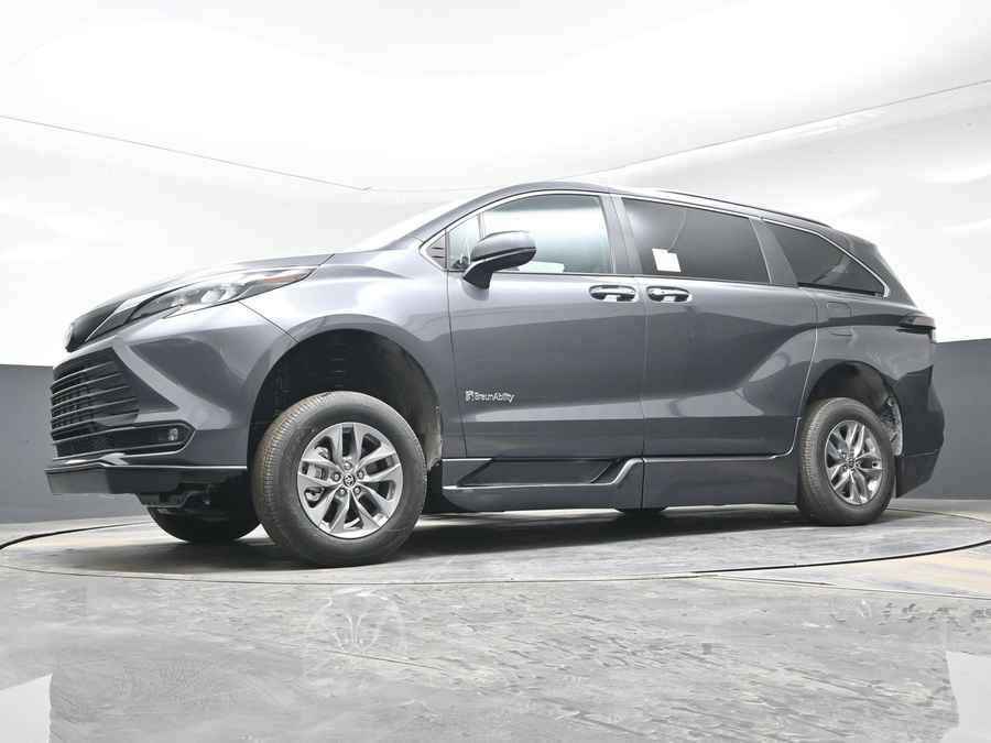 New 2025 Toyota Sienna Hybrid XLE Plus - BraunAbility Side Entry Entry Fold Out Automatic Ramp
