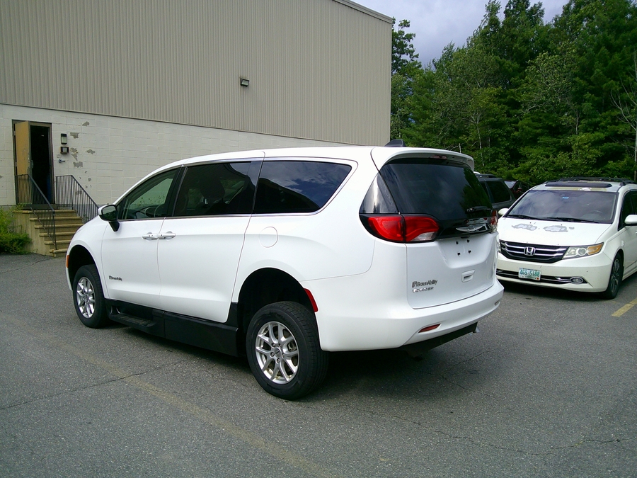 White Chrysler Voyager image number 7