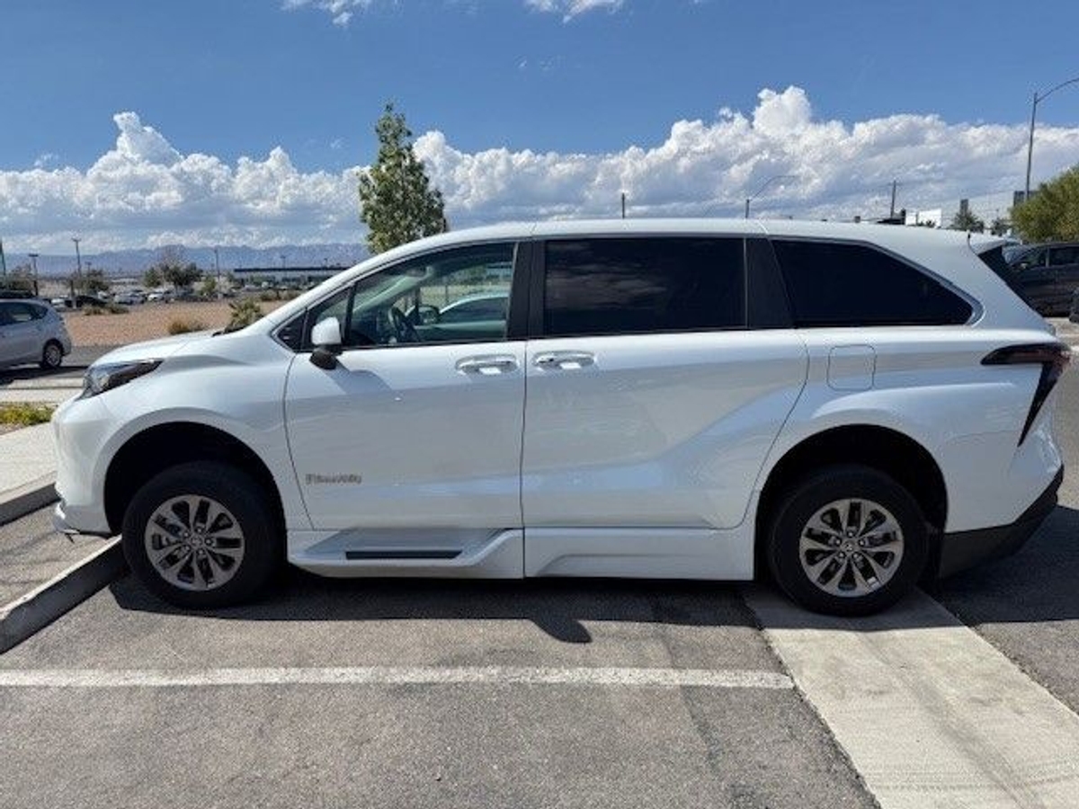2023 TOYOTA SIENNA - Image 22