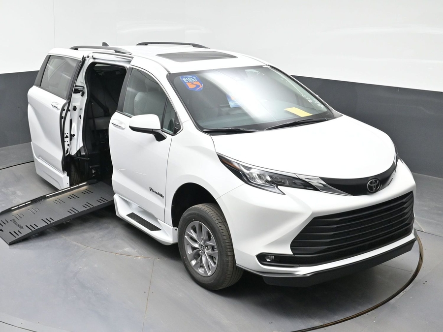 White Toyota Sienna image number 21