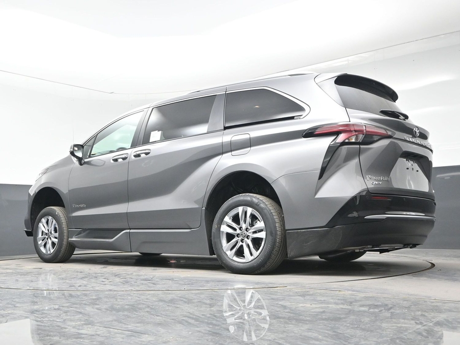 New 2026 Toyota Sienna Hybrid Limited - BraunAbility Side Entry Entry In Floor Automatic Ramp