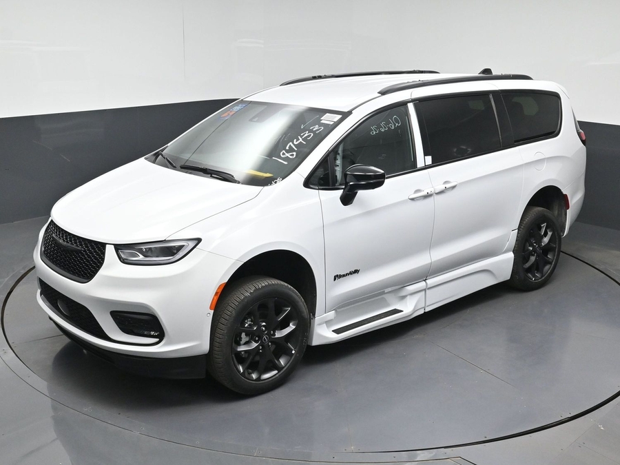 White Chrysler Pacifica image number 16