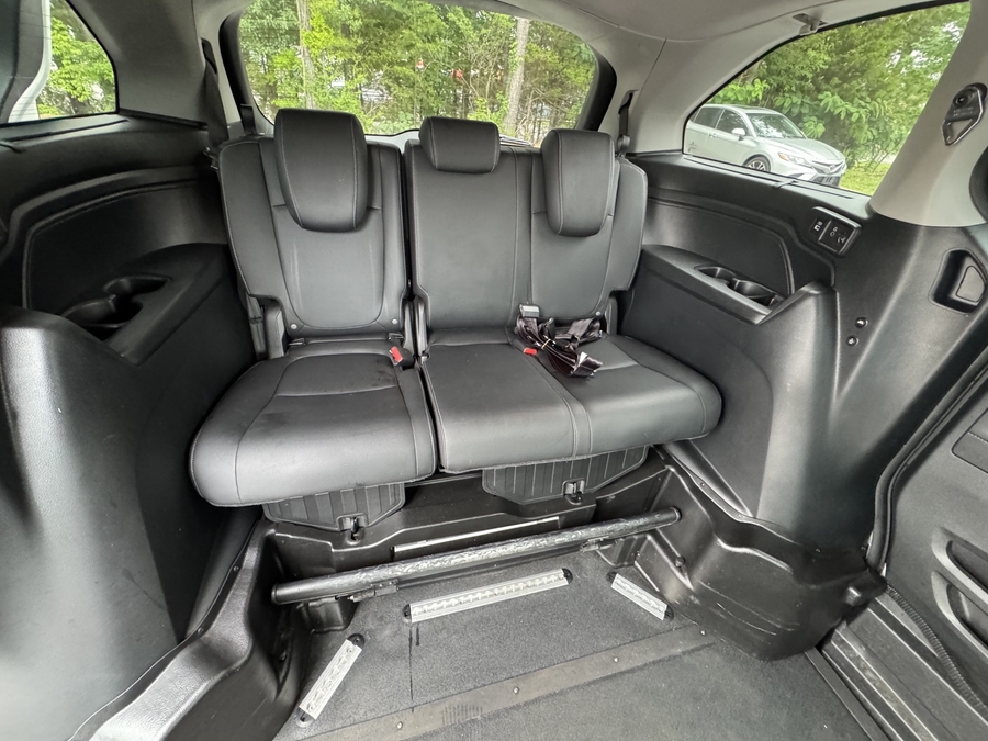 White Honda Odyssey image number 7