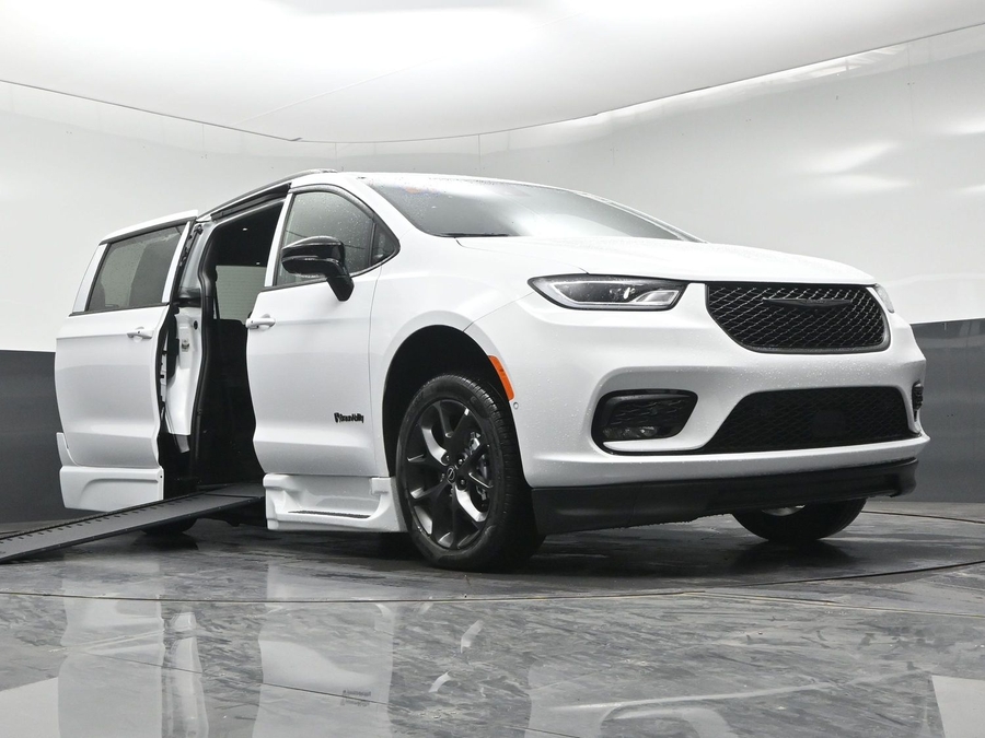 White Chrysler Pacifica image number 15