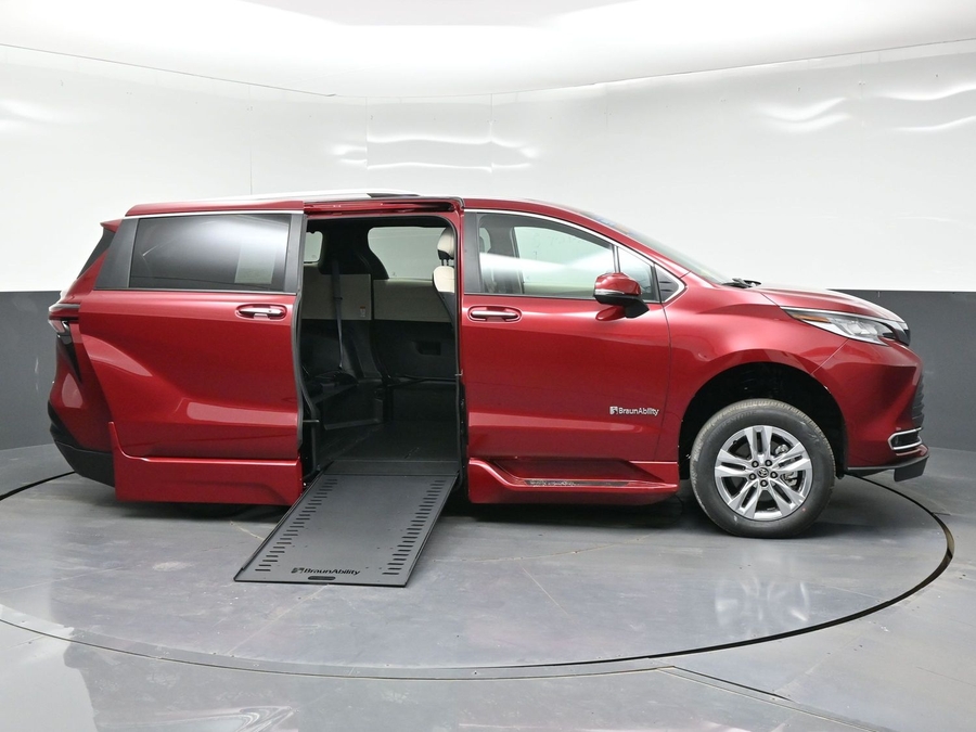 New 2026 Toyota Sienna Hybrid Limited - BraunAbility Side Entry In Floor Automatic Ramp