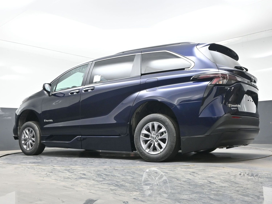 Blue Toyota Sienna image number 20