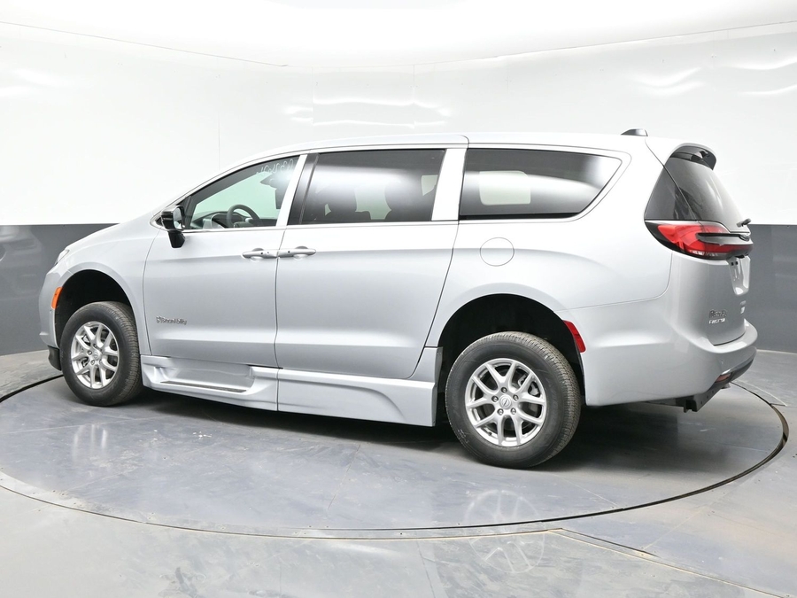 New 2026 Chrysler Pacifica Select Safety - BraunAbility Side Entry Fold Out Automatic Ramp
