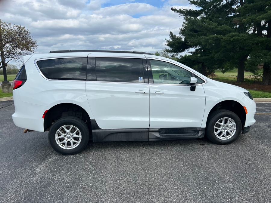 Used 2021 Chrysler Voyager LXi - BraunAbility Commercial Side Entry Entry Fold Out Manual Ramp