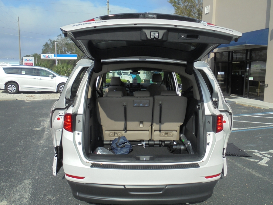 White Honda Odyssey image number 13