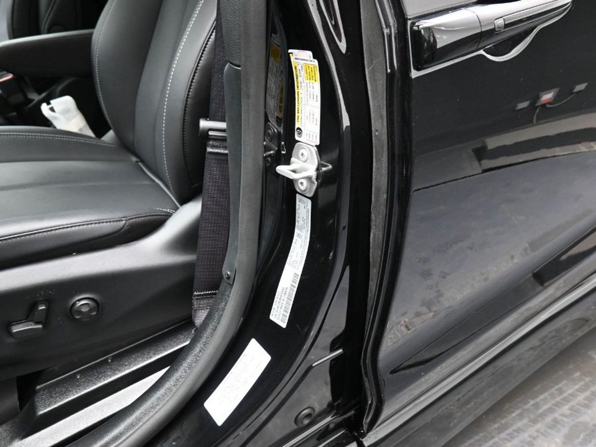 Black Chrysler Pacifica image number 16