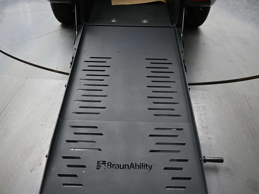 Silver Chrysler Voyager image number 8