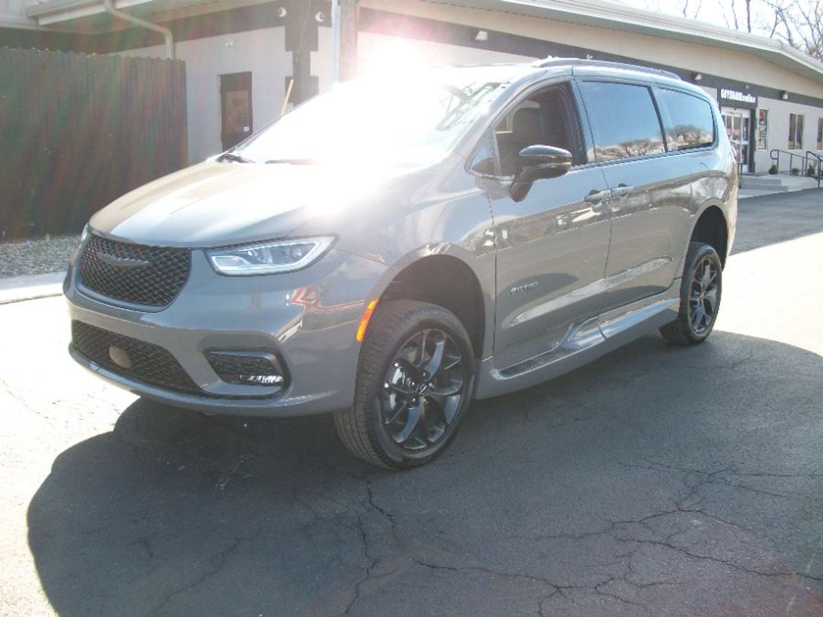 Grey Chrysler Pacifica image number 13