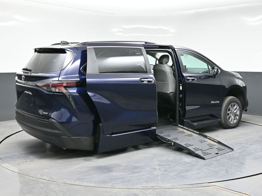 New 2026 Toyota Sienna Hybrid XLE Plus - BraunAbility Side Entry Entry Fold Out Automatic Ramp
