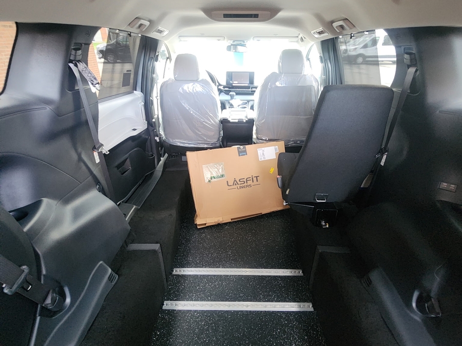 New 2025 Toyota Sienna Hybrid LE - Vantage Mobility Commercial Rear Entry Entry Fold Out Manual Ramp