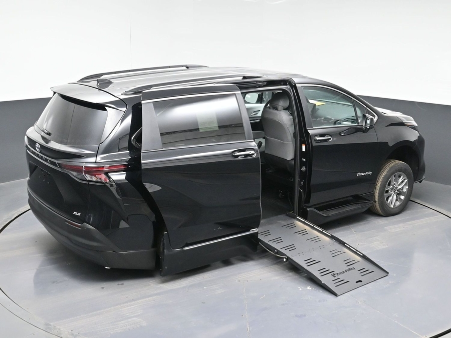 Black Toyota Sienna image number 25
