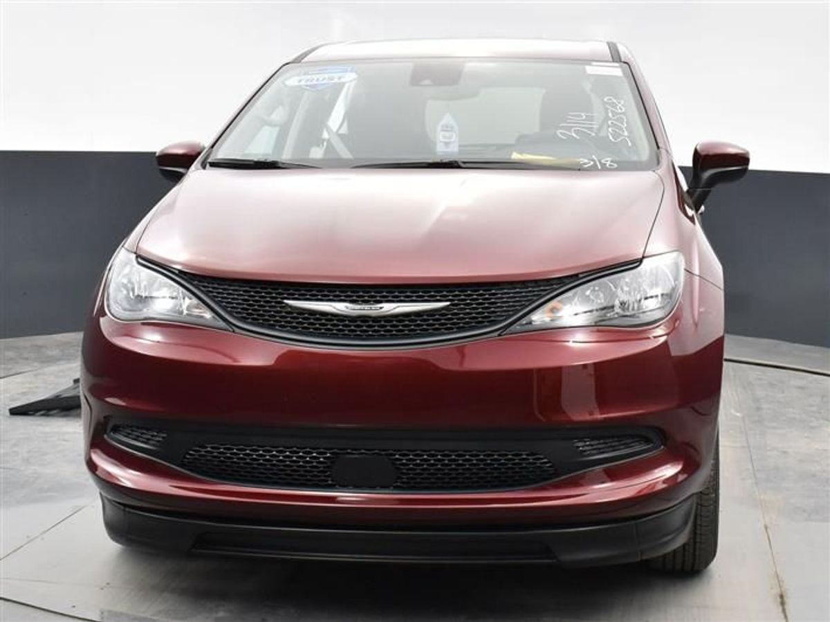 Red Chrysler Voyager image number 11