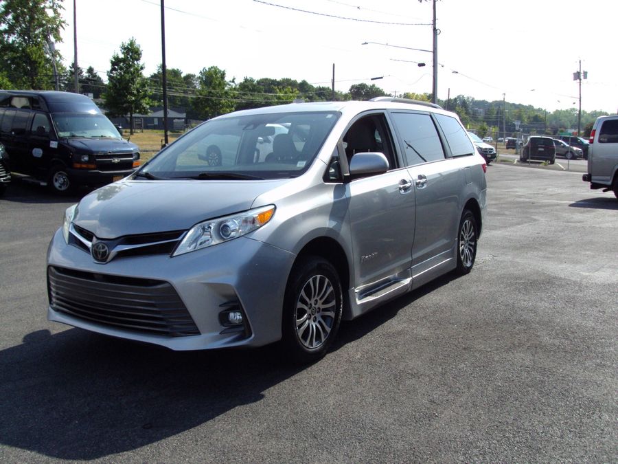 Used 2020 Toyota Sienna XLE Base - BraunAbility Side Entry Entry Fold Out Automatic Ramp