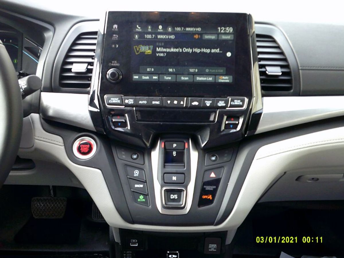 Silver Honda Odyssey image number 10
