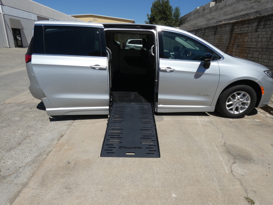 Silver Chrysler Pacifica image number 7