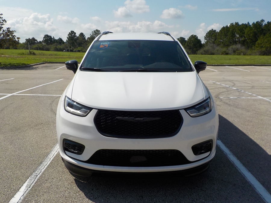 White Chrysler Pacifica image number 24