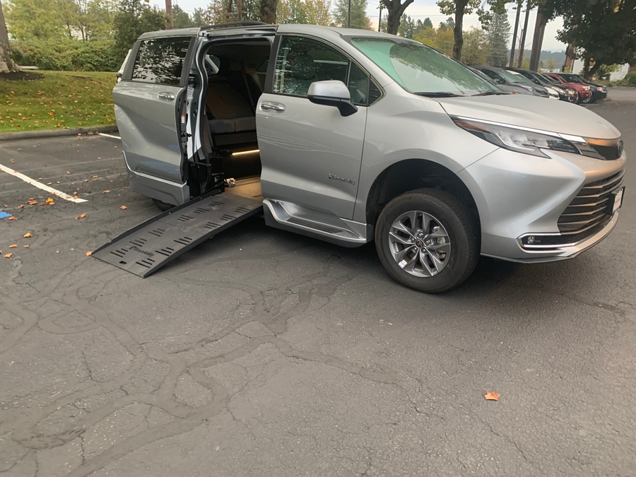 Used 2023 Toyota Sienna Hybrid XLE - BraunAbility Side Entry Entry In Floor Automatic Ramp
